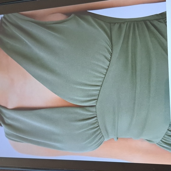 MEDIUM    HALARA V NECK EASY PEEZY RUCHED JUMPSUIT - Picture 3 of 10